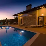 Nomi Villa